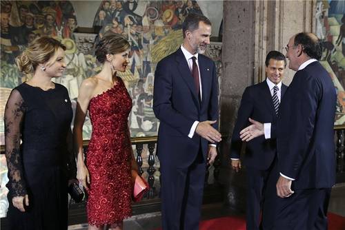 Los reyes de España, el entonces presidente Enrique Peña Nieto y su esposa, Angélica Rivera, con el director general de Iberdrola, Ignacio S. Galán, durante una visita de los monarcas a México, el 30 de junio de 2015.