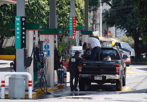 Por segunda semana consecutiva el gobierno federal aplicó subsidios a la gasolina magna, la de mayor consumo en el país. En la semana del 13 al 19 de febrero, la Secretaría de Hacienda utilizará un subsidio de 6.96 por ciento al impuesto especial sobre producción y servicios (IEPS) a los combustibles. Así, el IEPS queda en 0.35 pesos por litro, por lo que el fisco reduce su recaudación a 4.75 pesos por cada litro con el fin de proteger el poder adquisitivo de las familias ante el incremento de los precios de los combustibles. La gasolina premium y el diésel permanecen sin apoyo fiscal.