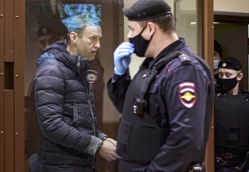 Aleksei Navalny (izquierda) asistió ayer en Moscú a una audiencia del juicio en su contra por “calumnias” contra un veterano de la Segunda Guerra Mundial.