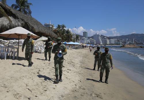 Elementos del Ejército continúan con los operativos en las playas de Acapulco, Guerrero, a fin de reforzar las medidas para evitar la propagación del Covid-19 y con ello disminuir los contagios entre los turistas y los pobladores.