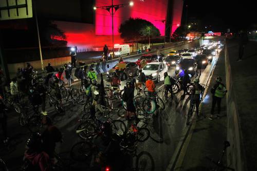 Un grupo de activistas volvió a las calles y bloqueó la avenida Insurgentes en ambos sentidos, a la altura de Álvaro Obregón, con lo que impidieron el paso del Metrobús; posteriormente se trasladaron a Viaducto y Cuauhtémoc, donde cerraron la circulación sin que los policías de tránsito intervinieran luego del choque ocurrido la semana pasada.