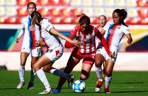 El Guadalajara acumuló tres partidos sin perder de manera consecutiva para llegar a 16 unidades, mientras Necaxa sigue sin puntos.