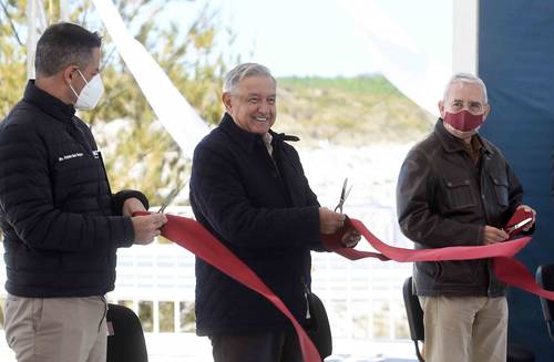 El presidente Andrés Manuel López Obrador inauguró un camino rural en San Mateo Tlapiltepec, Oaxaca. Entre otros funcionarios, lo acompañó el gobernador Alejandro Murat (izquierda).