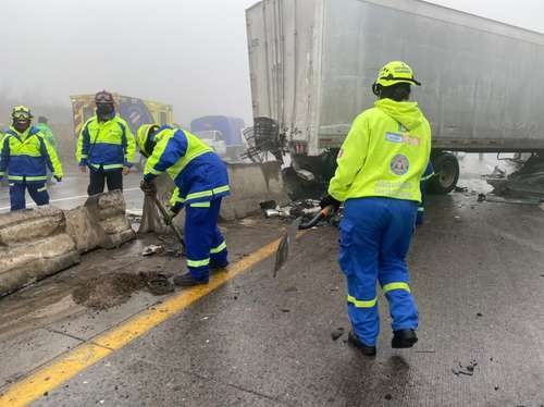 Elementos de Protección Civil de Santa Cata-rina, Nuevo León, ofrecen auxilio tras un choque múltiple ocurrido ayer en la autopista Monterrey-Saltillo, por lo que fue cerrada a la circulación. No hay reporte de heridos.