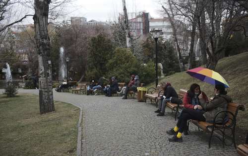 En Ankara, la capital turca, como en la mayor parte del país, el clima en esta temporada es frío, por lo que durante el verano la gente aprovecha para ir a las playas, y si es en su propia casa, lejos de tumultos, será mejor.