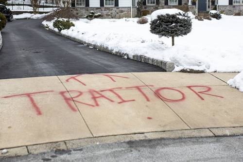 La palabra “Traidor” fue pintada con aerosol ayer en la entrada de la casa de Michael van der Veen, uno de los abogados de Donald Trump, en los suburbios de Filadelfia.