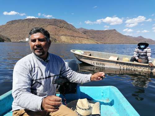 Antonio Serrato, uno de los representantes de las seis cooperativas de la presa hidroeléctrica El Gallo, en Cutzamala de Pinzón, Guerrero, durante un recorrido por el embalse.