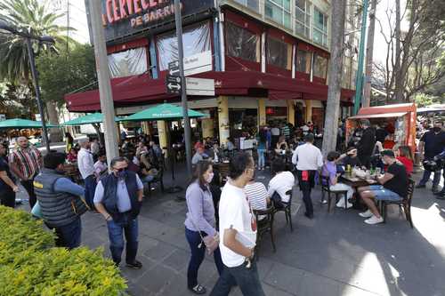 Restaurantes de la colonia Roma vieron incrementada su clientela por ser día de descanso y del Amor y la Amistad, la víspera del regreso de la, Ciudad de México al semáforo naranja de la pandemia de Covid-19.