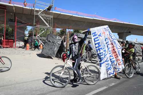 Integrantrs de Calpulli Autónoma de Tláhuac en Defensa de la sierra de Santa Catarina y los humedales se manifestaron contra la construcción de una plaza comercial en Eje 10 Sur.