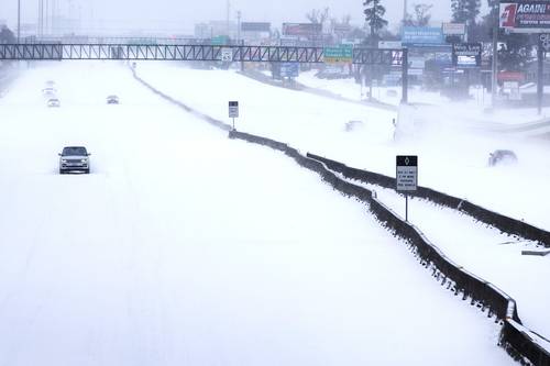 Tránsito escaso en la autopista cercana a Woodlands, Texas, cubierta de nieve tras una intensa tormenta nocturna ayer.