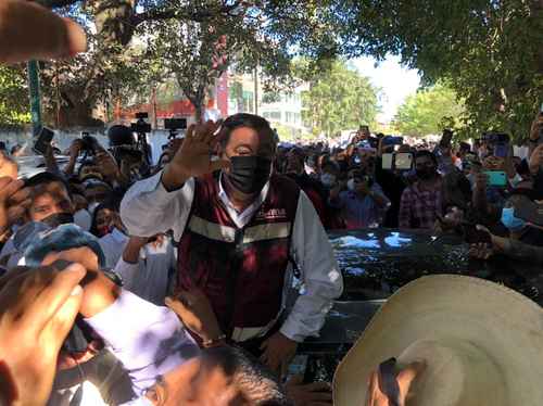 Cerca de 700 simpatizantes de Félix Salgado Macedonio se congregaron ayer por la mañana fuera del Instituto Electoral y de Participación Ciudadana en Chilpancingo, Guerrero, donde se registró como candidato de Morena a la gubernatura.