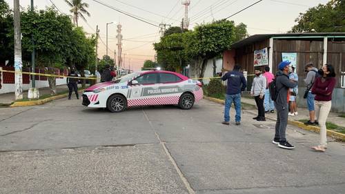 Policías municipales de Cosoleacaque, Veracruz, resguardan la calle del domicilio donde fueron asesinadas Carla Enríquez Merlín, precandidata de la coalición Juntos Haremos Historia a la alcaldía, y su madre, Gladys Merlín Castro.