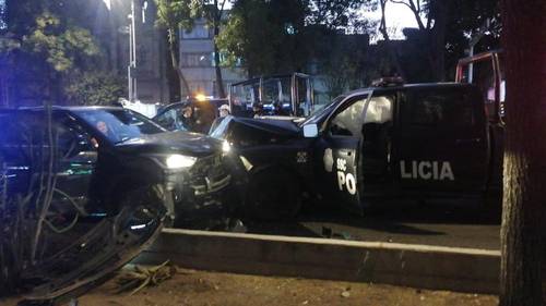 Un choque en el que estuvieron involucrados una patrulla y cuatro autos particulares dejó saldo de un muerto y cinco lesionados, dos menores de edad, en avenida Cuauhtémoc y Zacatecas, colonia Roma. El policía que conducía la unidad oficial fue remitido ante el MP, informó la Secretaría de Seguridad Ciudadana.