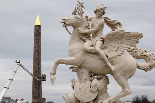 Técnicos inspeccionan el Obelisco Egipcio situado en la Plaza de la Concordia, en París. En 2010, el egiptólogo Zahi Hawass inició una campaña para que el monumento de casi 23 metros de altura y 230 toneladas fuera devuelto a su país de origen.
