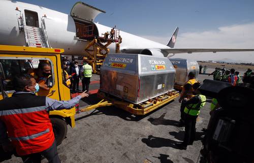 PFIZER REANUDA ENVÍO DE VACUNAS. Ayer arrió al aeropuerto de la Ciudad de México de un nuevo cargamento de vacunas de Pfizer, luego de un mes de suspensión.