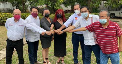 Renato Sales, precandidato de Morena a la alcaldía de Campeche; Mario Delgado, dirigente nacional de ese partido; Ana María López, comisionada nacional del Partido del Trabajo; Layda Sansores, abanderada de la coalición Juntos Haremos Historia por Campeche; Antonio Gómez, dirigente estatal petista, y el diputado federal Benjamín Gómez.