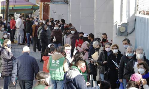 Adultos mayores de 60 años acudieron al centro de vacunación contra el Covid-19 instalado en la Escuela Primaria Conrado Méndez Mena, en la colonia, Granjas de Palo Alto, alcaldia Cuajimalpa, en el contexto del semaforo epidemiologico naranja de la pandemia.