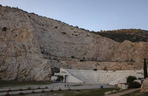 Dos hombres caminan por el teatro Petra en el suburbio de Petroupolis de Atenas.