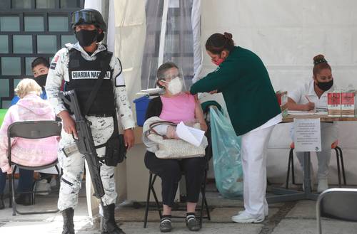 NI CREDENCIAL PARA VOTAR NI FOTO. La Ssa determinó ayer que no es necesario pedir la credencial de elector a mayores de sesenta para vacunarlos. La imagen, en la Magdalena Contreras.