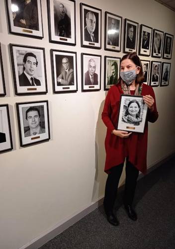 En su último día como representante nacional, Martha Bárcena se dispone a colocar su foto en la galería de embajadores de la sede de México en Estados Unidos. Imagen cortesía de la diplomática