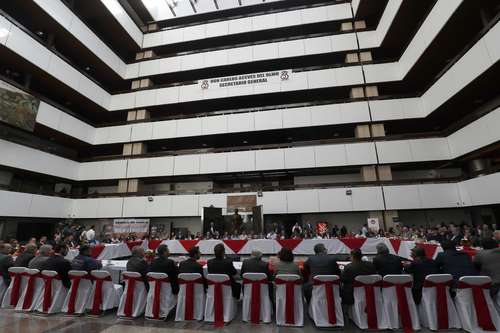 El año pasado, el líder de la CTM, Carlos Aceves del Olmo, asistió a un desayuno de unidad con los dirigentes del CT.