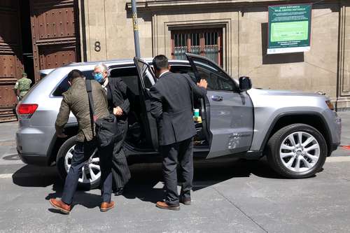 Olga Sánchez Cordero llega a la reunión que sostuvo ayer con familiares de los 43 estudiantes desaparecidos de Ayotzinapa.