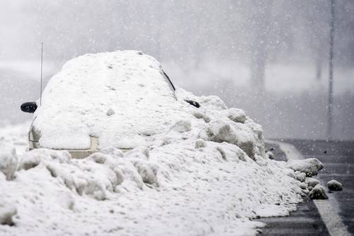 Un automóvil abandonado fue cubierto por la nieve en el arcén de Briley Parkway en Nashville, Tennessee.