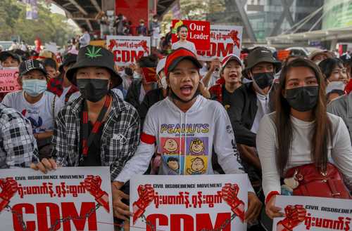 Manifestantes volvieron a salir ayer a las calles en todo Myanmar en repudio al golpe militar del 1º de febrero y la detención de la líder Aung San Suu Kyi. En la capital, la policía dispersó por la fuerza a la multitud, utilizando cañones de agua. Las marchas y huelgas diarias no muestran signos de remitir a pesar de que la junta castrense ha prometido nuevas elecciones. En la imagen, jóvenes muestran pancartas del Movimiento de Desobediencia Civil en Rangún.