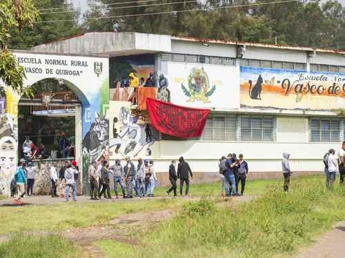 Autoridades comunales purépechas, junto con otras organizaciones sociales, rechazan el cierre del plantel.