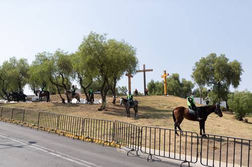 El comité organizador de las actividades de la Semana Santa en Iztapalapa suspendió la convocatoria para elegir a los personajes principales de la 178 representación de la Pasión de Cristo y anunció que la escenificación será a puerta cerrada, de nueva cuenta, con los protagonistas del año pasado. La medida es para evitar la congregación de personas que pudieran generar contagios del Covid-19. El comité manifestó que acordaron “no realizar ninguna convocatoria, inscripción ni proceso de elección” para la próxima puesta en escena de la crucifixión de Jesús. Ante ello, comentaron, ya se iniciaron los preparativos y los ensayos se realizan de manera virtual; no obstante, en caso de que el semáforo epidemiológico lo permita, habrá algunos que se harán de manera presencial.