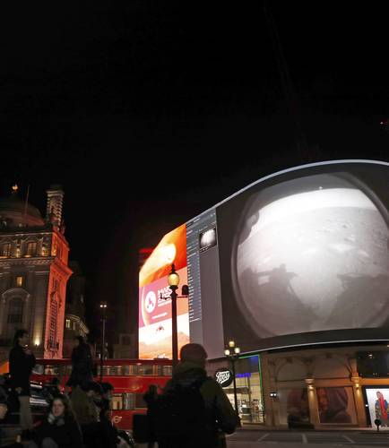  Imágenes de la NASA se transmiten en vivo mostrando el aterrizaje de Perseverance en Marte, Piccadilly Lights, en el centro de Londres. Foto Ap
