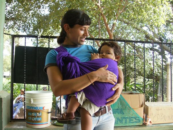 Trabajando y su chichi. Mujer activista y soñadora (su servidora), trabajando en el campo temas de salud alimentaria, alimentando a su bebé en el receso