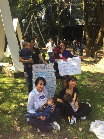 Mamás amamantando a sus bebés.  Julieta Ponce