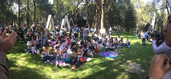 Protesta de madres lactantes frente al Museo de Arte Moderno.  Julieta Ponce