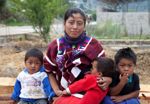 Madre con tres pequeños.  Cecilia Monroy