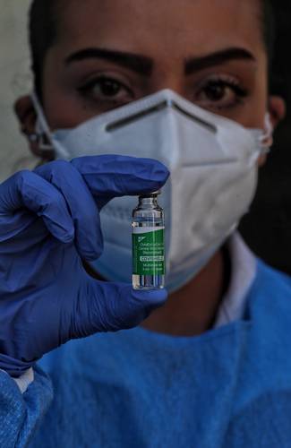 Una médica integrante de las brigadas de vacunación a domicilio muestra una dosis de AstraZeneca.