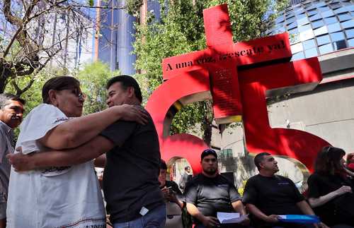 “Realmente no saben lo que significa para nosotros tener un lugar donde ir a rezar”, dice la esposa de una de las víctimas. La imagen es de hace un año, durante una misa en memoria de los mineros fallecidos.