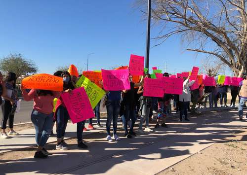 Manifestantes frente al nuevo Hospital General de Especialidad en Hermosillo.