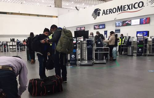 Grupo Aeroméxico solicitó el desembolso del segundo tramo de un financiamiento preferencial en medio del proceso de restructura bajo el Capítulo 11 de la legislación estadunidense. La aerolínea explicó en un comunicado que tras haberse hecho un pago inicial por 175 millones de dólares, se cumplieron las condiciones para solicitar el desembolso restante del tramo dos del crédito por 675 millones de dólares. Grupo Aeroméxico reportó el pasado martes una pérdida de 9 mil 717 millones de pesos en el cuarto trimestre de 2020, golpeada por los efectos de la pandemia.