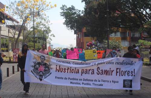 Integrantes del Frente de Pueblos en Defensa de la Tierra y Agua de Morelos, Puebla y Tlaxcala, marcharon ayer en el centro de Cuernavaca para exigir justicia por el homicidio del activista Samir Flores, el 20 de febrero de 2019.