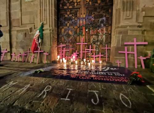 Familiares y amigos de Marijó protestaron ayer frente al palacio de gobierno, en Morelia, por el feminicidio de la joven estudiante de quinto semestre en la Facultad de Veterinaria de la Universidad Michoacana de San Nicolás de Hidalgo.