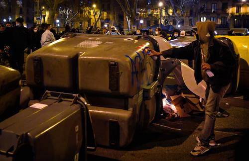 En Barcelona, un manifestante pinta una protesta contra la policía local.