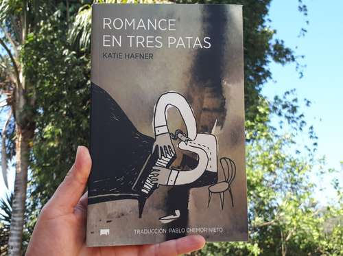  Portada de Romance en tres patas. Foto Cortesía de la Editorial Universidad Veracruzana