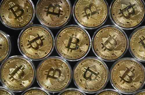 El bitcóin alcanzó este sábado un máximo histórico, extendiendo un rally de dos meses que le valió su primer billón de dólares en capitalización de mercado esta semana. La criptomoneda más popular del mundo avanzó a un nuevo récord de 57 mil 553 dólares, llevando su ganancia semanal a cerca de 20 por ciento. El valor de la divisa virtual se ha duplicado este año. Los avances fueron alentados por la evidencia de que está ganando aceptación entre los inversores tradicionales y compañías como Tesla, Mastercard y BNY Mellon. El éter, la segunda mayor criptomoneda del mundo por capitalización de mercado y volumen diario, marcó también un récord de 2 mil 40.62 dólares, con un aumento semanal de alrededor de 12 por ciento.