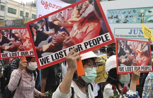 En una movilización contra el golpe militar ayer en la ciudad de Mandalay, participantes muestran la imagen de Mya Thwate Thwate Khaing, la joven asesinada durante las protestas del 9 de febrero. El cartel dice “Perdimos a nuestra gente”.