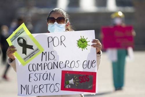 Personal médico de Nuevo León protestó ayer en la explanada de Los Héroes, afuera del palacio de gobierno, para exigir su inclusión en el plan nacio-nal de vacunación contra el Covid-19. La Secretaría de Salud estatal reportó ayer que en las recientes 24 horas se dcumentaron 294 contagios y 37 defunciones.