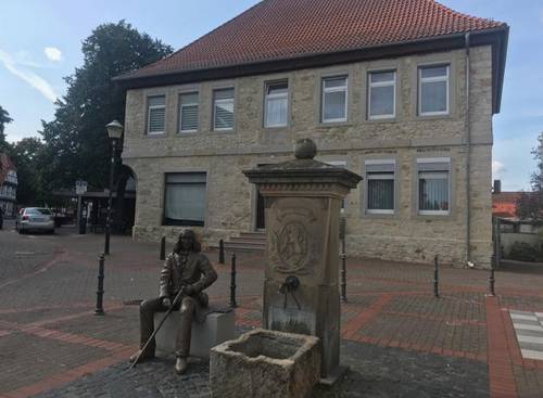 Escultura del poeta Heinrich Hoffmann von Fallersleben en las inmediaciones de Wolfsburgo.