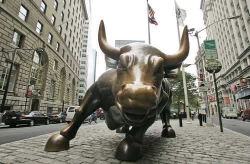 El escultor siciliano Arturo Di Modica, autor del famoso toro de bronce, símbolo de Wall Street en Nueva York, murió la noche del viernes a los 80 años de un cáncer que padecía desde hace tiempo, informaron diarios italianos.