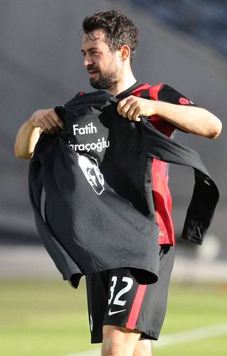 Amin Younes, tras marcar el gol de la victoria en el triunfo 2-1 del Eintracht, mostró una camiseta conmemorativa con el nombre y retrato de Fatih Saraçoglu, una de las nueve personas de familias de inmigrantes que fueron asesinadas por un sujeto hace más de un año en Hanau.