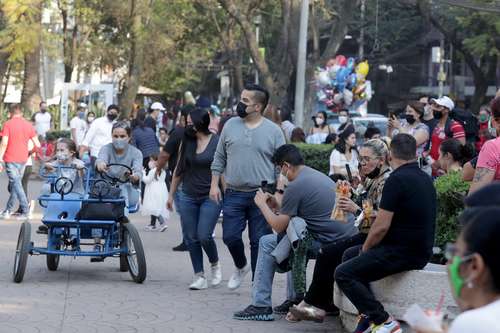 SE RELAJA EL CONFINAMIENTO. En el Parque México, como en otros de la capital, muchos aprovecharon que sigue el naranja en el semáforo epidemiológico para un baño de sol.